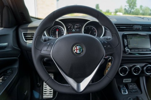 2014 Alfa Romeo Giulietta Quadrifoglio Verde Review - Steering Wheel - carwitter