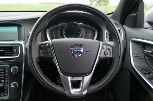 2014 Volvo S60 D4 Review - Steering Wheel - carwitter