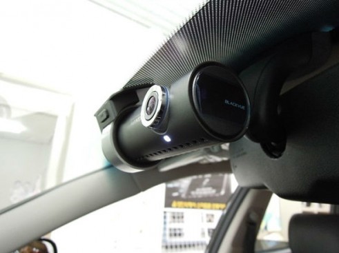 blackvue-dr550gw-2ch-mount-on-screen