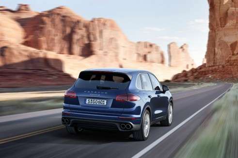 2014 Porsche Cayenne rear 2 - carwitter