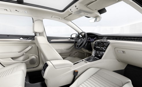 2015 Volkswagen Passat interior 2 - carwitter