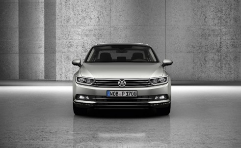 2015 Volkswagen Passat saloon front - carwitter