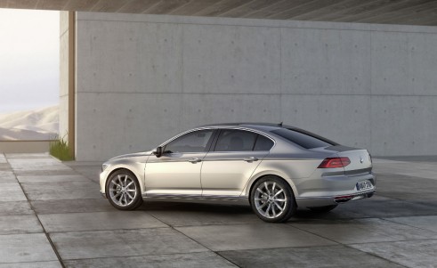 2015 Volkswagen Passat saloon rear 2 - carwitter