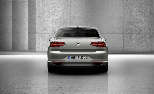 2015 Volkswagen Passat saloon rear - carwitter