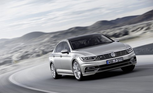 2015 Volkswagen Passat saloon road - carwitter