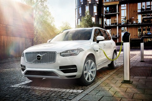 2015 Volvo XC90 front 4  - carwitter