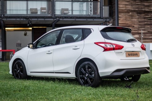 2014 Nissan Pulsar 1.2 DIG-T Review - White Rear Side - carwitter