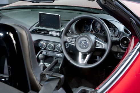 2015 Mazda MX-5 inteior 2 - carwitter