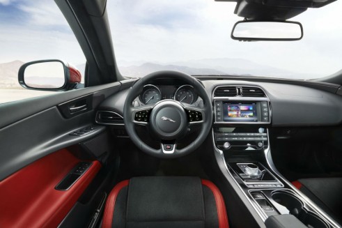 Jaguar XE - Dashboard Interior - carwitter
