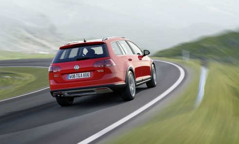 VW Golf Alltrack rear  2 - carwitter