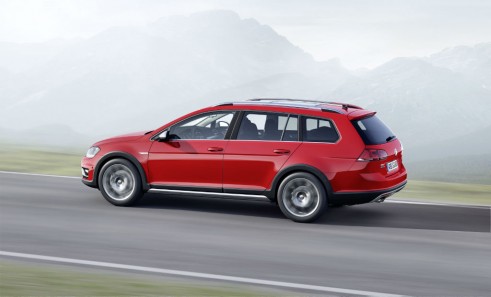 VW Golf Alltrack side  2 - carwitter