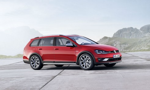 VW Golf Alltrack side - carwitter