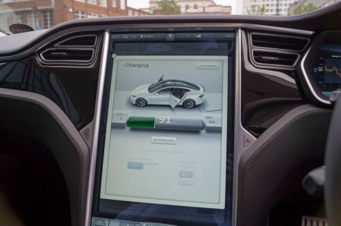 Tesla Model S P85 Plus Review UK - Touchscreen - carwitter