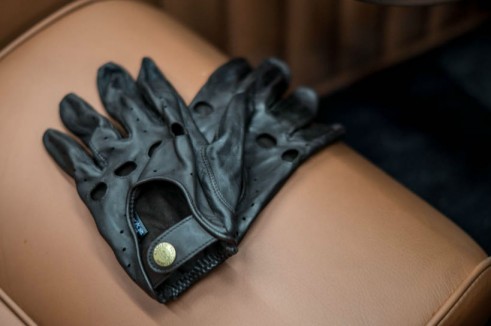 Morgan Plus 8 Speedster Review - Southcombe Leather Driving Gloves - carwitter