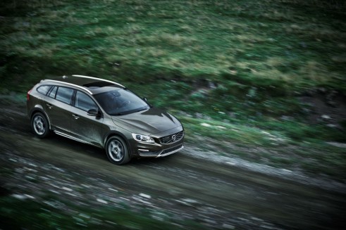 Volvo V60 Cross Country front 2 - carwitter