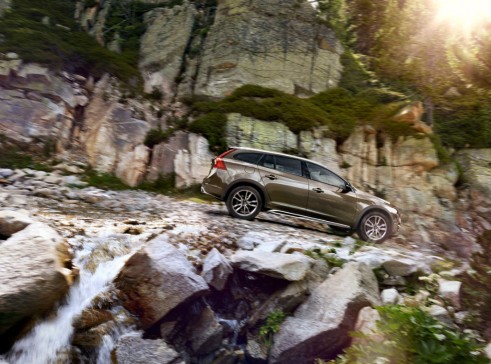 Volvo V60 Cross Country side 3 - carwitter