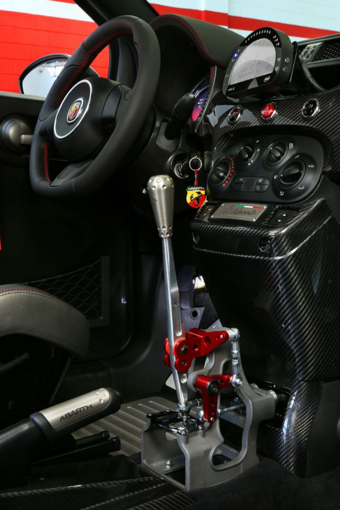 Abarth 695 Biposto doglink - carwitter