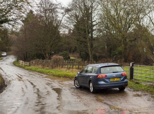 2015 Volkswagen Passat rear 2 - carwitter
