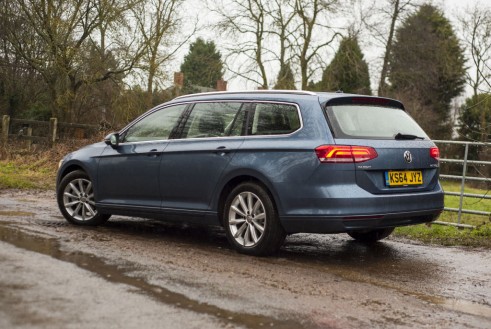 2015 Volkswagen Passat side - carwitter