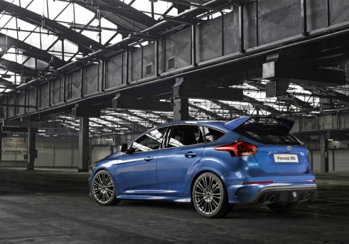 2015 Ford Focus RS - Rear Angle - carwitter