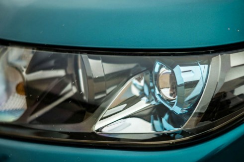 2015 Suzuki Vitara Review - Blue Headlight Trim - Carwitter