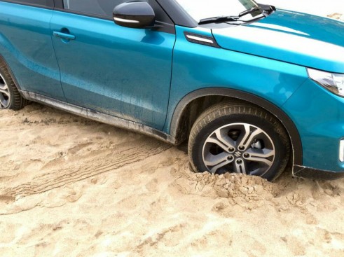 2015 Suzuki Vitara Review - Sand Beach - carwitter