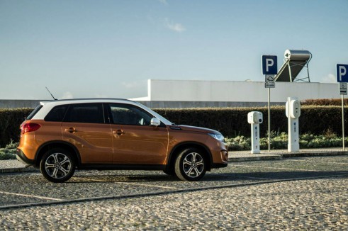 2015 Suzuki Vitara Review - Side Scene 2 - Carwitter