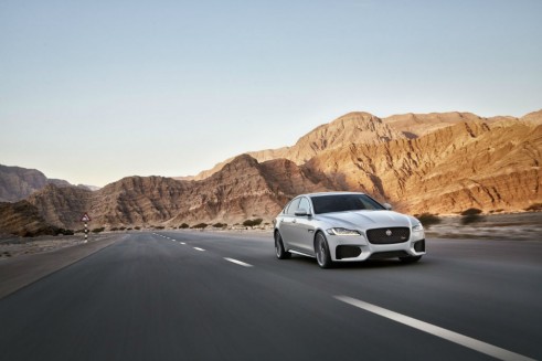 2015 JAGUAR XF S - Front - carwitter