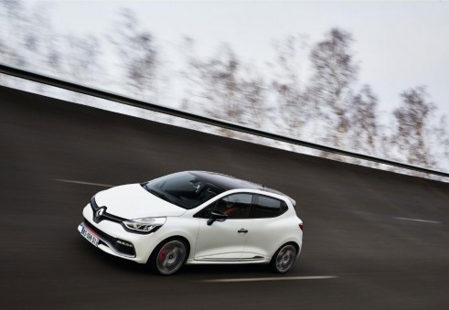 Renault Clio Renaultsport 220 Trophy - Front Quarter - carwitter