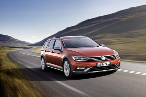 VW Passat Alltrack - Front Quarter - carwitter