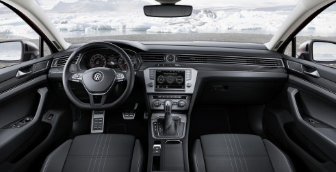 VW Passat Alltrack - Interior - carwitter