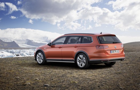 VW Passat Alltrack - Rear Quarter - carwitter