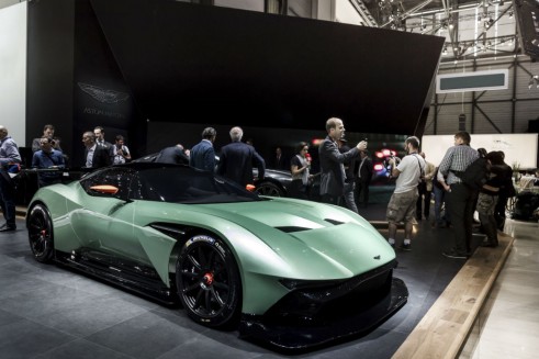 aston martin vulcan - front - carwitter