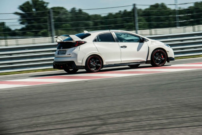 2015 Honda Civic Type R - Side On Track - carwitter