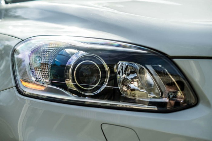 2015 Volvo XC60 RDesign D4 Review - Active Bending Xenon Headlights - carwitter