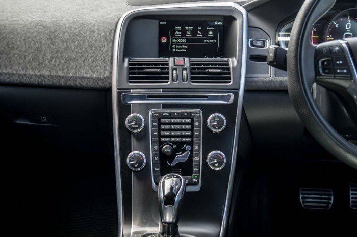 2015 Volvo XC60 RDesign D4 Review - Center Console - carwitter