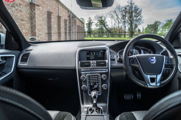 2015 Volvo XC60 RDesign D4 Review - Dashboard - carwitter