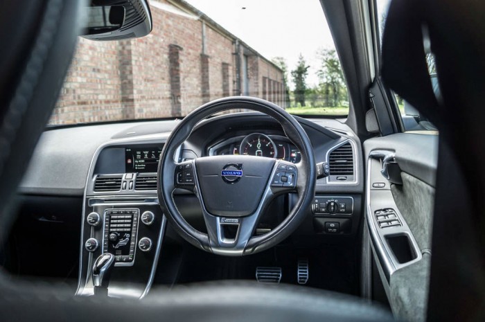 2015 Volvo XC60 RDesign D4 Review - Steering Wheel Scene - carwitter