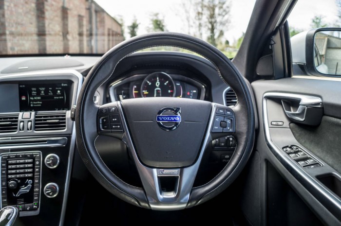 2015 Volvo XC60 RDesign D4 Review - Steering Wheel - carwitter