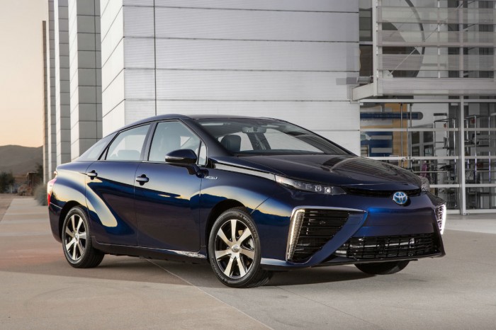 Toyota Mirai - Hydrogen - Side - carwitter