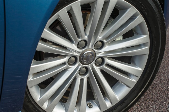 2015-Vauxhall-Insignia-review-wheel-carwitter-©-GM-Company