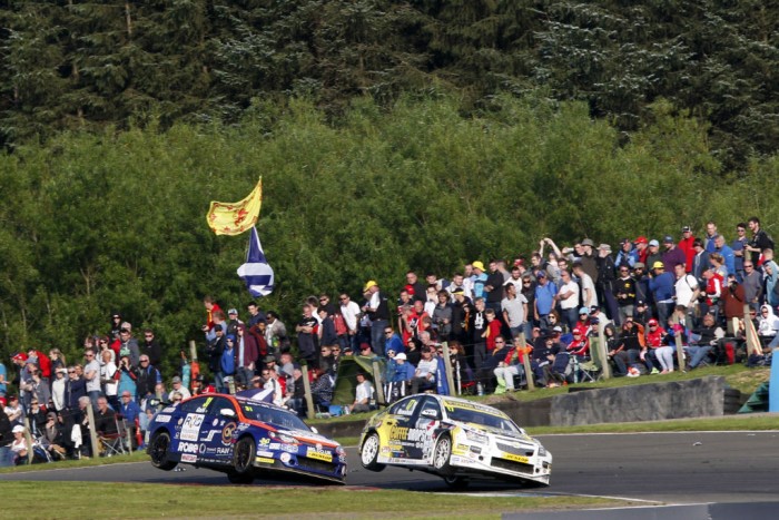 BTCC 15 Knock 2 wheels