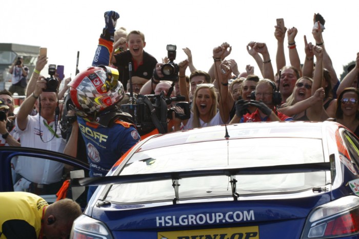 BTCC 15 Snett Goff R3 celebration