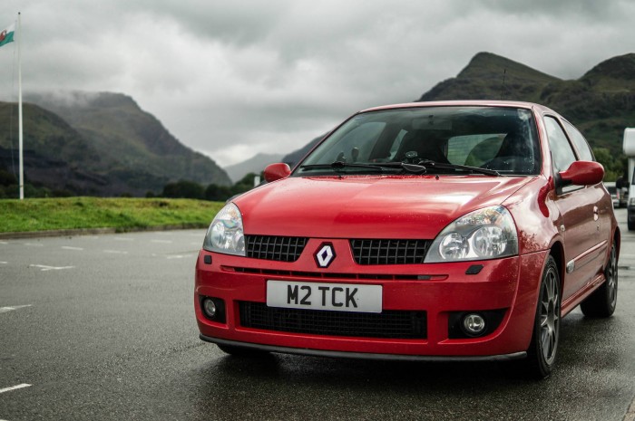 2005 RenaultSport Clio Trophy - Front Angle - carwitter