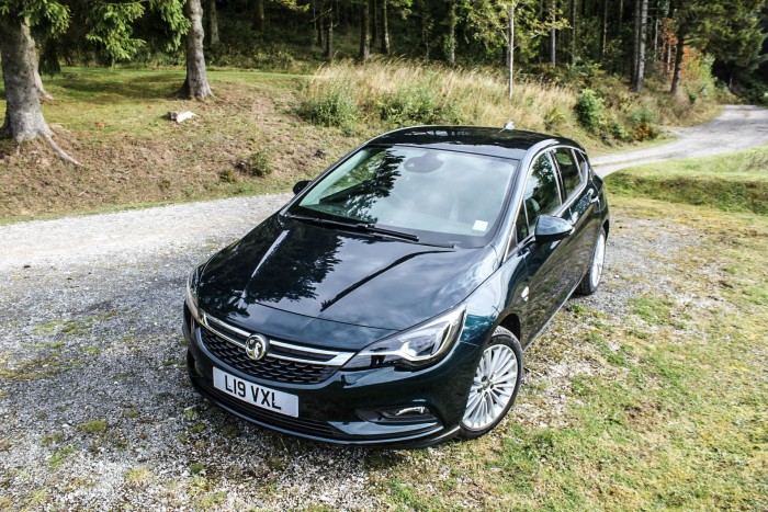 2015 Vauxhall Astra Review - High Scene - Carwitter