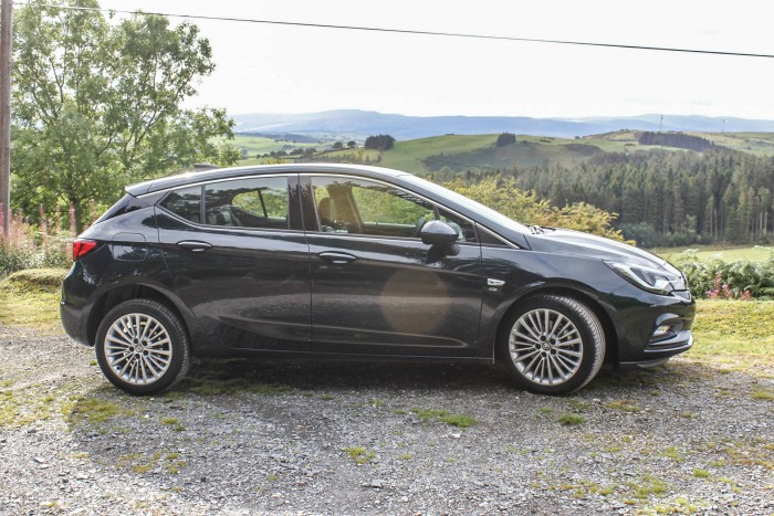2015 Vauxhall Astra Review - Side - Carwitter