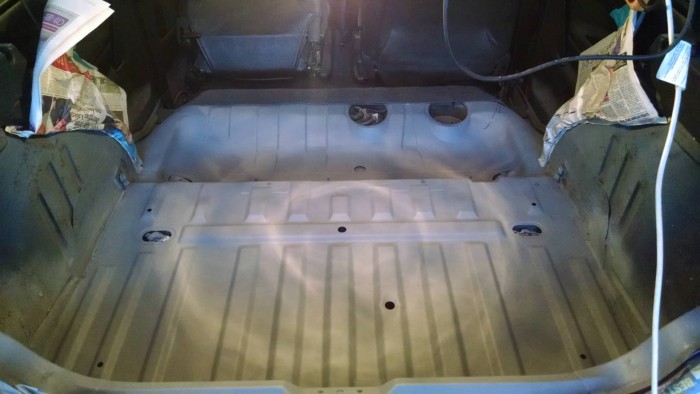 Peugeot 106 GTi - Boot Floor Spraying 2 - carwitter