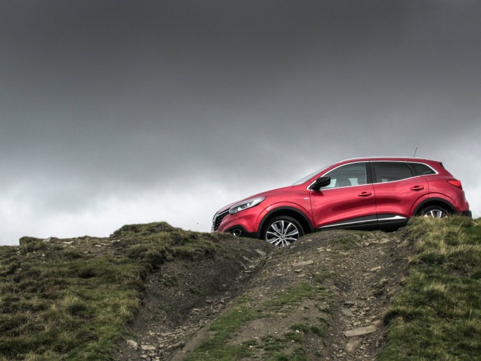 Renault Kadjar Review - Side Scene - carwitter