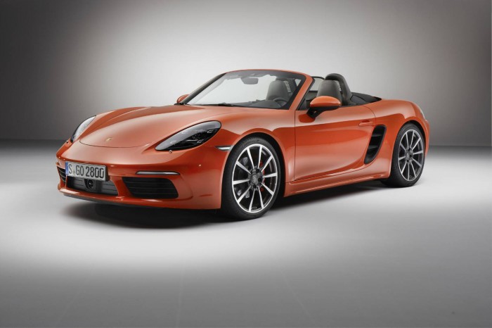2016 Porsche 718 Boxster S - front - carwitter