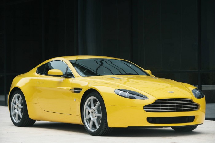 Aston Martin V8 Vantage - carwitter